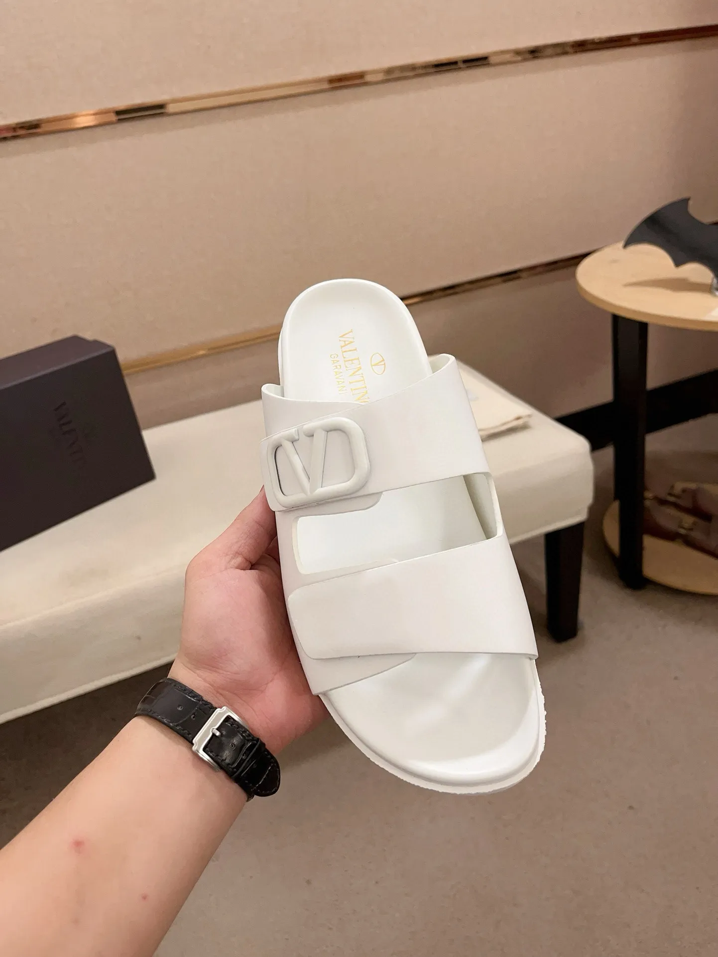 Men's shoes💰: 440💰[Valentino] New men's boutique slippers, counter quality, classic plaid, the actual workmanship is quite complex🔰The uppers are made of imported fabrics➕🐑Sheepskin lining, which tests the craftsman's craftsmanship➕original PU outsole. Size: 38-44 (45 can be customized, non-refundable)